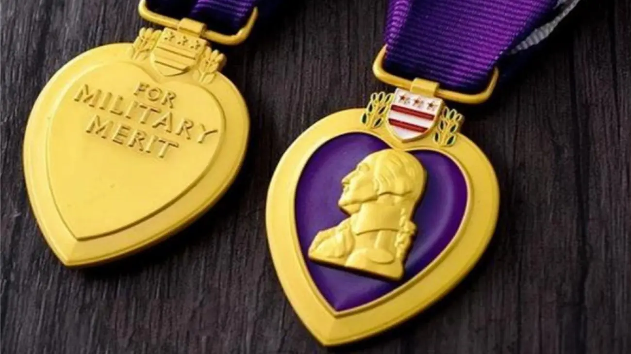 El Valor de un Verdadero Héroe (Bernard): El Veterano del Corazón Púrpura de Miami-Dade 1 El Valor de un Verdadero Héroe (Bernard): El Veterano del Corazón Púrpura de Miami-Dade The Courage of a True Hero (BERNARD ): Miami-Dade Purple Heart Veteran