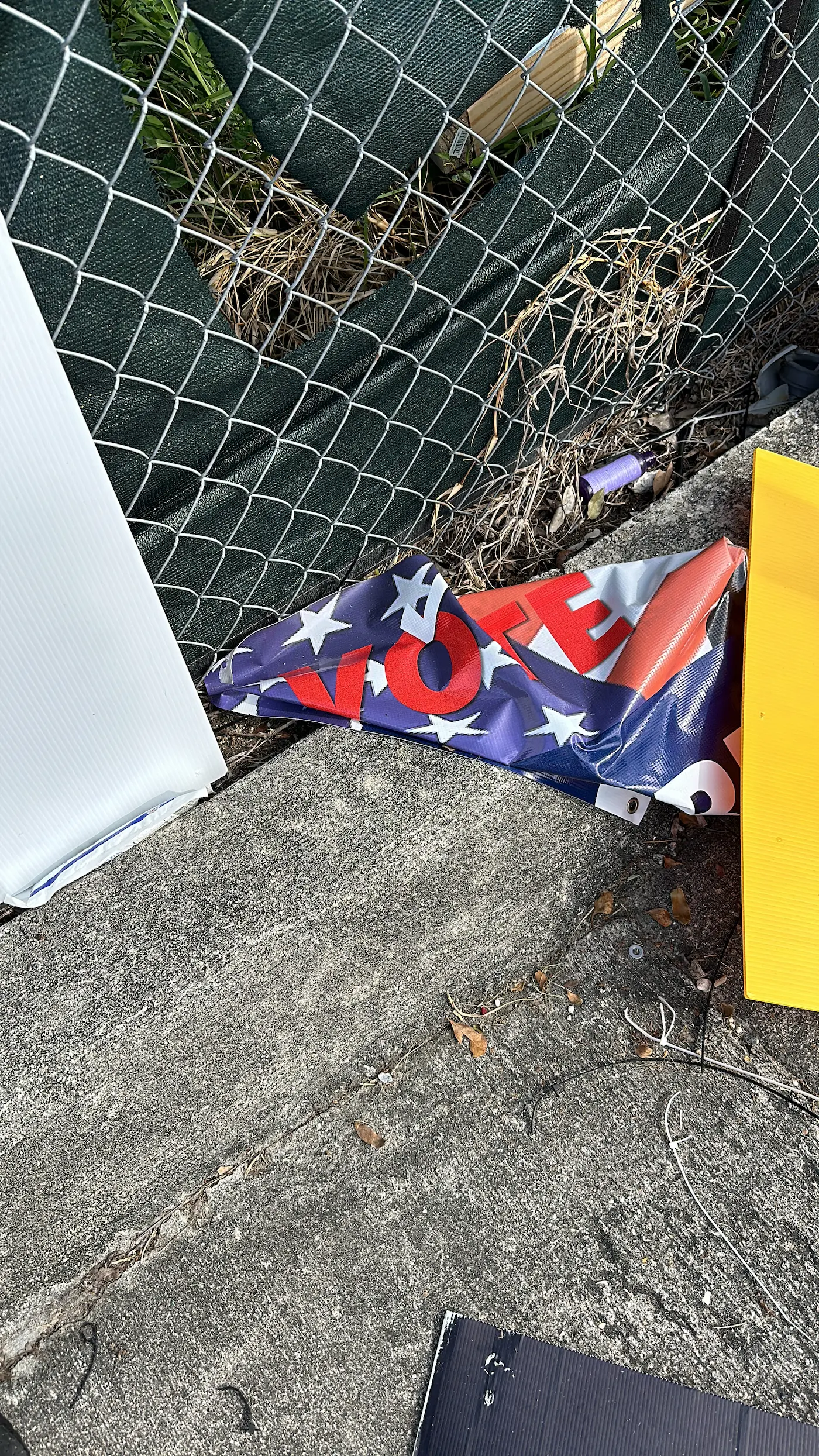 Democracia Manipulada: La Guerra de Carteles y la Oscura Estrategia Electoral en Miami-Dade. 2024 & 2025 10 Democracia Manipulada: La Guerra de Carteles y la Oscura Estrategia Electoral en Miami-Dade. 2024 & 2025Manipulated Democracy: The War of Political Signs and the Dark Electoral Strategy in Miami-Dade. 2024 & 2025